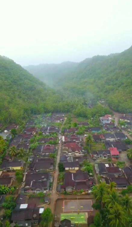 Dusun unik, dapat pagi telat tapi malam datangnya lebih cepat.