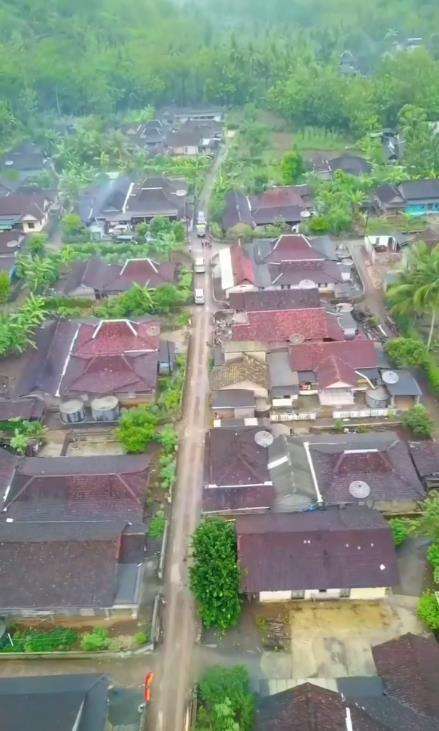 Dusun unik, dapat pagi telat tapi malam datangnya lebih cepat.