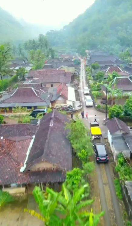 Dusun unik, dapat pagi telat tapi malam datangnya lebih cepat.