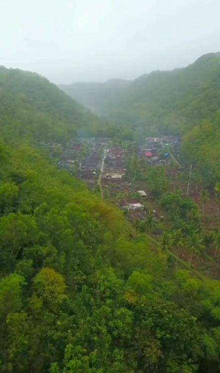 Dusun unik, dapat pagi telat tapi malam datangnya lebih cepat.