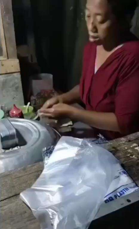 Terenyuh ibu jualan pentol sampai terkantuk-kantuk.