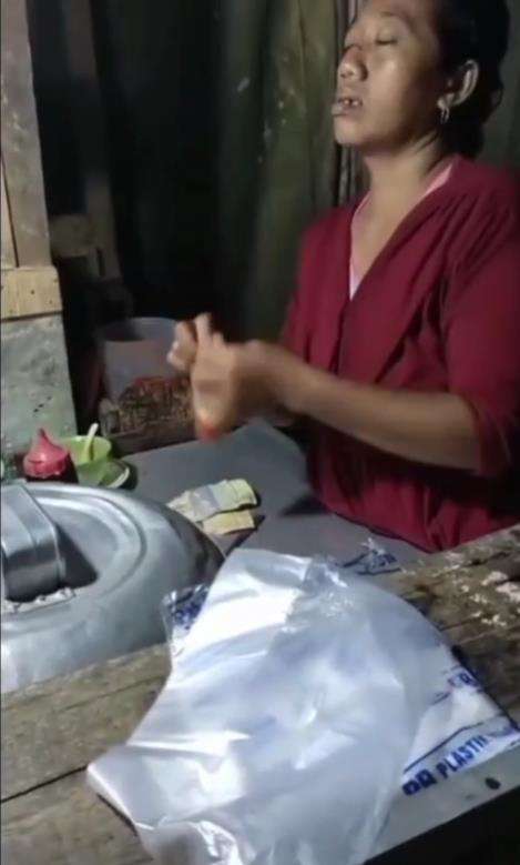 Terenyuh ibu jualan pentol sampai terkantuk-kantuk.