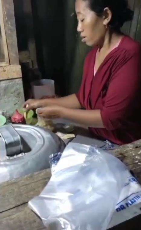 Terenyuh ibu jualan pentol sampai terkantuk-kantuk.