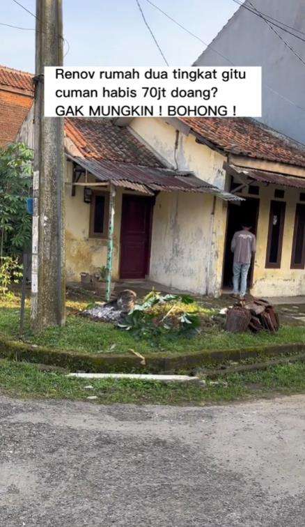 Renovasi rumah bobrok hampir roboh jadi mewah dengan dua lantai.