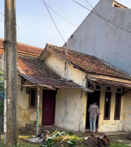 Renovasi rumah bobrok hampir roboh jadi mewah dengan dua lantai.