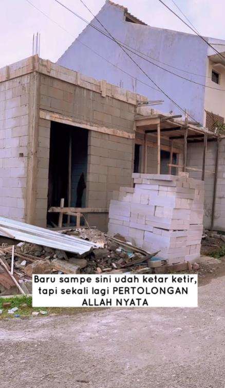 Renovasi rumah bobrok hampir roboh jadi mewah dengan dua lantai.