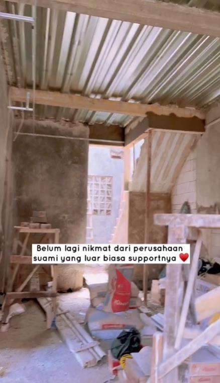 Renovasi rumah bobrok hampir roboh jadi mewah dengan dua lantai.