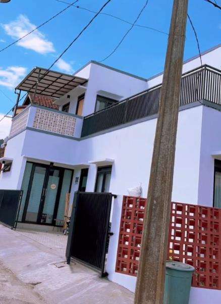 Renovasi rumah bobrok hampir roboh jadi mewah dengan dua lantai.