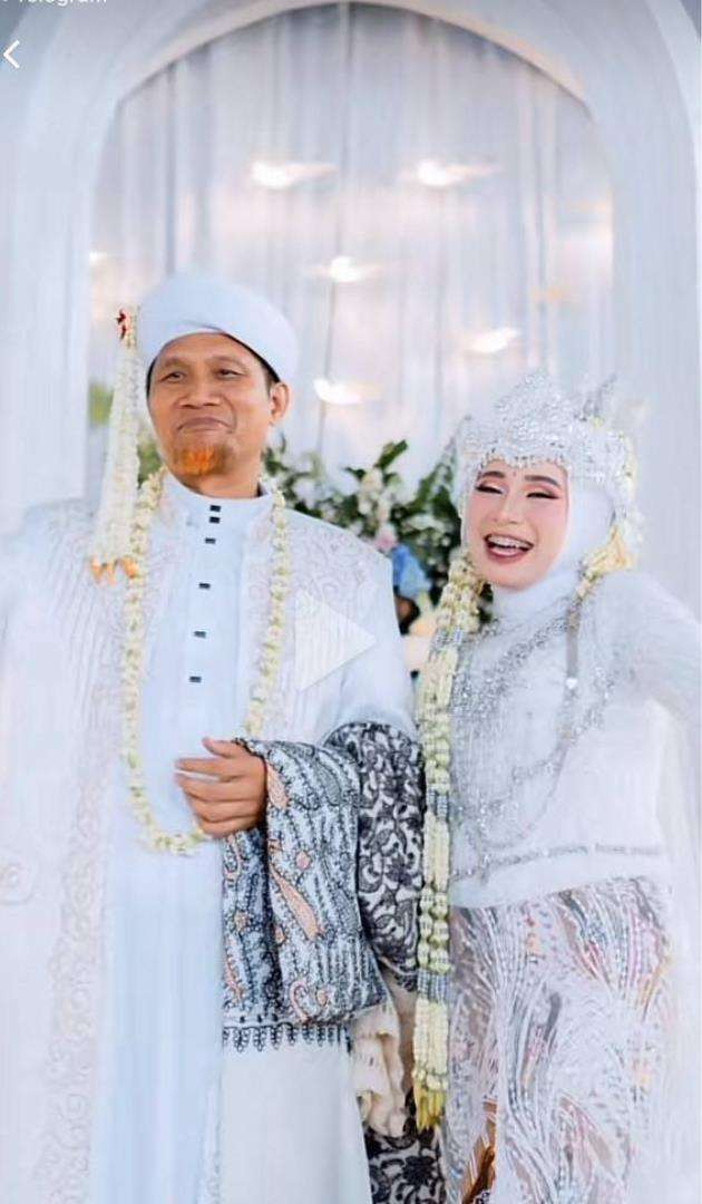 Viral gadis 19 tahun menikah dengan pria 53 tahun.