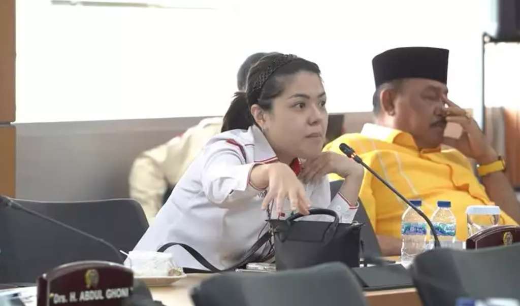 Potret Tina Toon tampil tanpa makeup