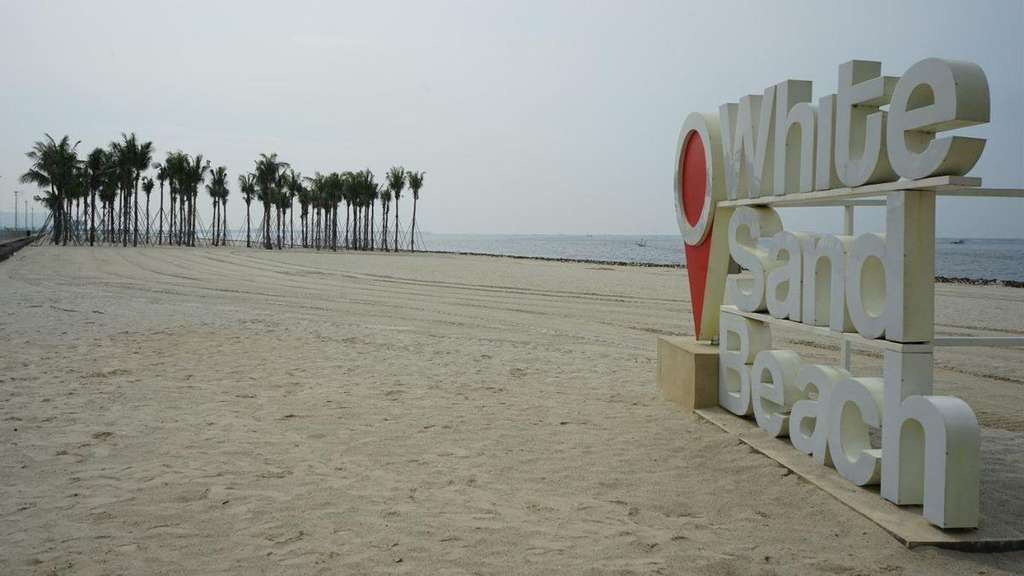 Di balik indahnya Pantai Indah Kapuk ada kampung yang warganya hidup bersama sampah.