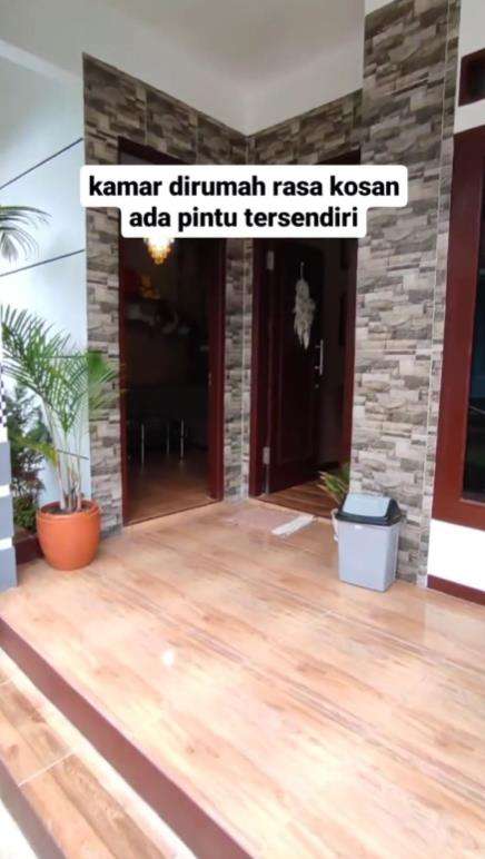 Kamar di rumah rasa kamar kos.