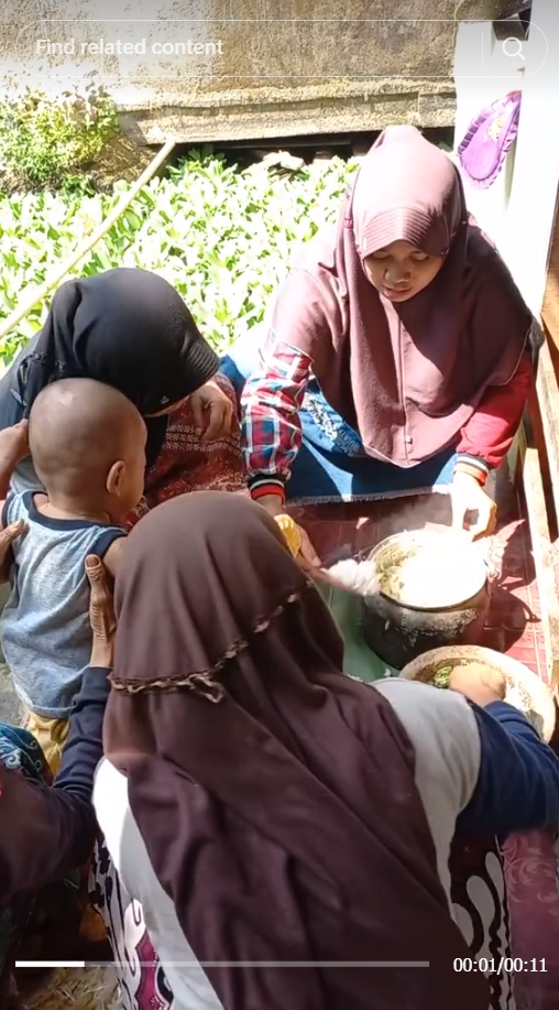 Asik Ngaliwet, Wanita ini Kecebur di Empang Penuh Eceng Gondok, Netizen: Aktingnya Keren!