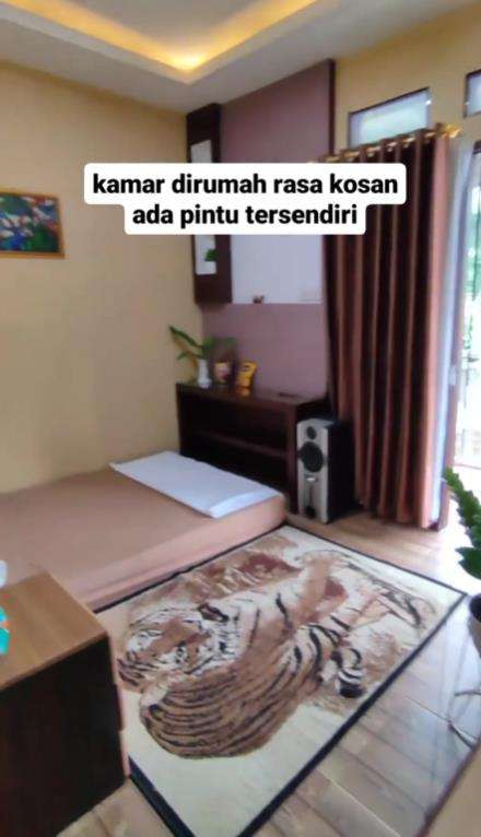 Kamar di rumah rasa kamar kos.