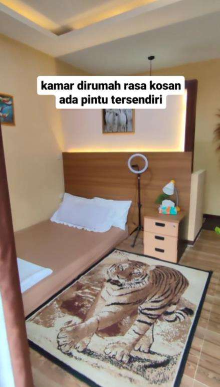 Kamar di rumah rasa kamar kos.