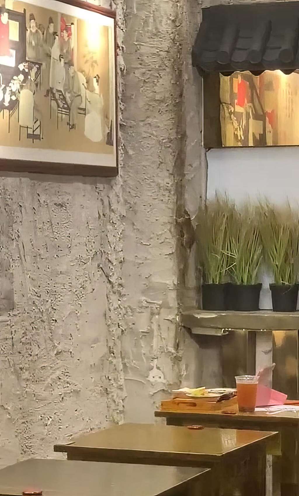 Momen tikus mau kabur ke plafon ditangkap karyawan, disaksikan pengunjung restoran.