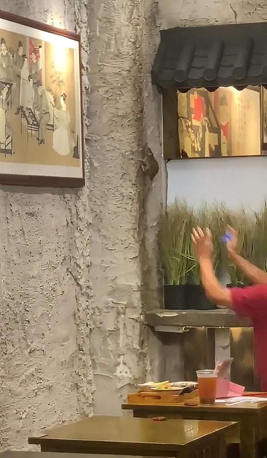 Momen tikus mau kabur ke plafon ditangkap karyawan, disaksikan pengunjung restoran.