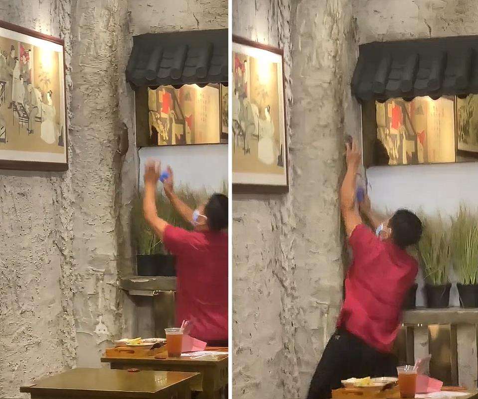 Momen tikus mau kabur ke plafon ditangkap karyawan, disaksikan pengunjung restoran.