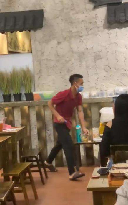 Momen tikus mau kabur ke plafon ditangkap karyawan, disaksikan pengunjung restoran.