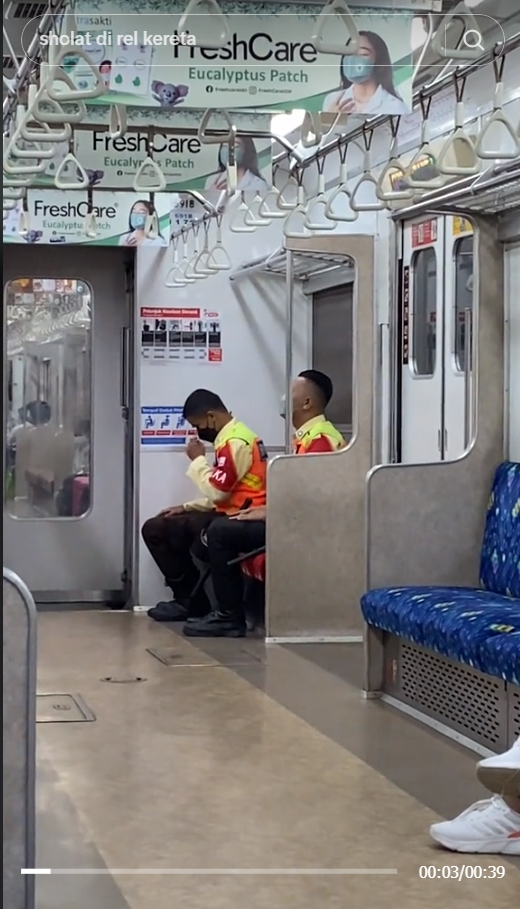 Masya Allah! Viral Petugas KRL Shalat di Gerbong Kereta Sambil Duduk, Netizen Kagum Melihatnya