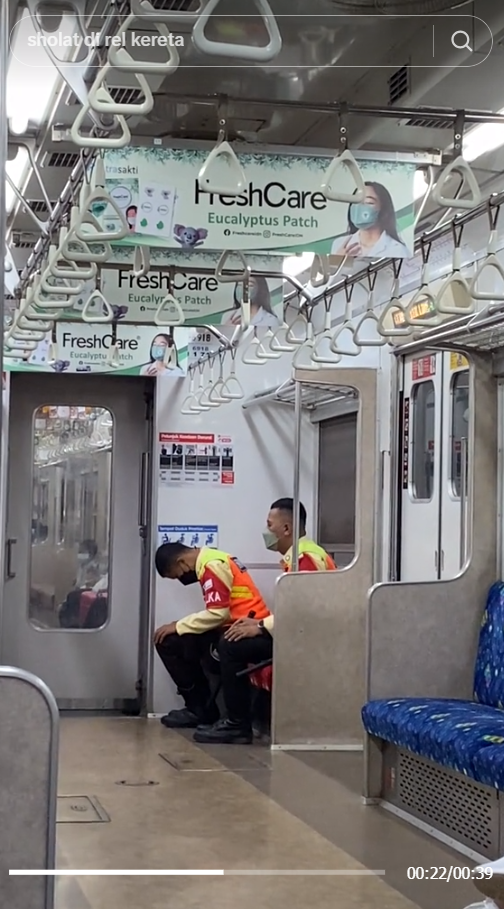 Masya Allah! Viral Petugas KRL Shalat di Gerbong Kereta Sambil Duduk, Netizen Kagum Melihatnya