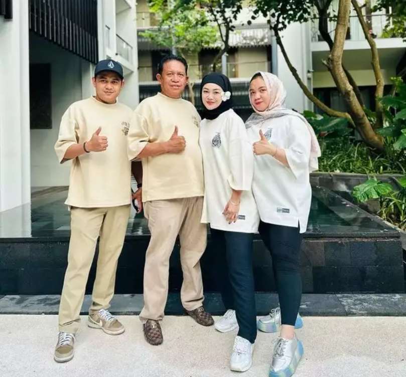 Potret Abdul Azis dengan keluarganya Potret Abdul Azis dengan keluarganya