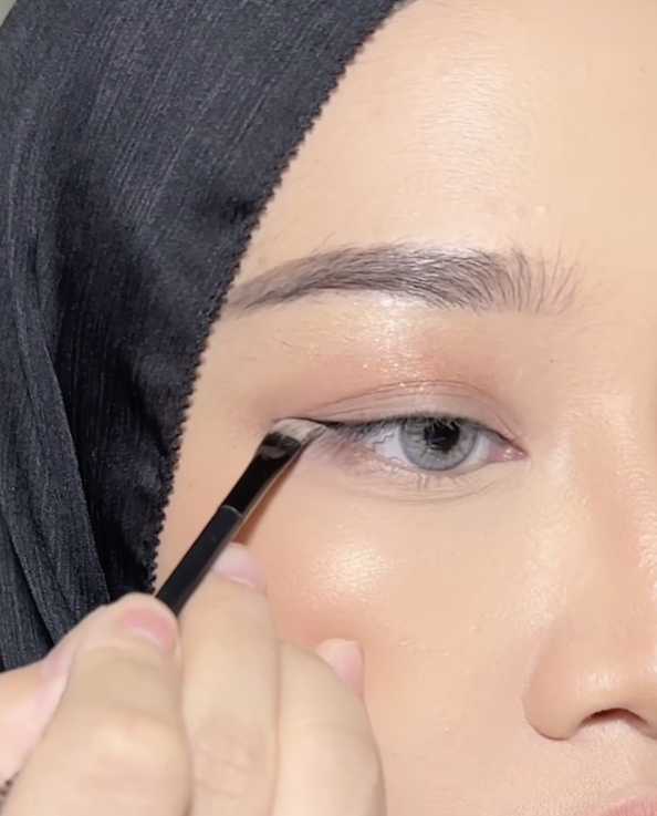 Memakai Eyeliner