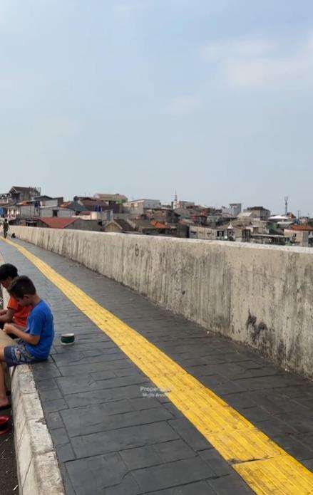 Perkampungan Jakarta sekilas mirip favela di Rio de Janeiro.