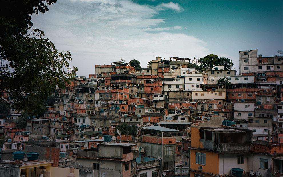 Perkampungan Jakarta sekilas mirip favela di Rio de Janeiro.
