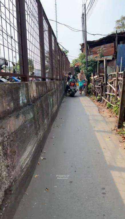Perkampungan Jakarta sekilas mirip favela di Rio de Janeiro.