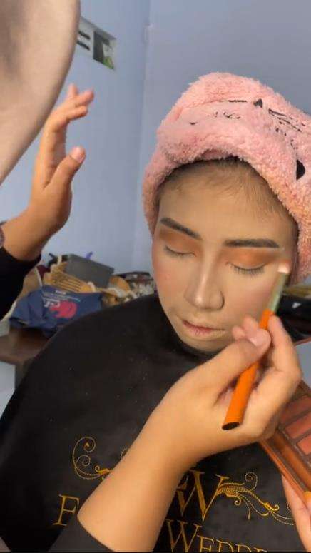 Pengantin tertidur pulas saat dimakeup.