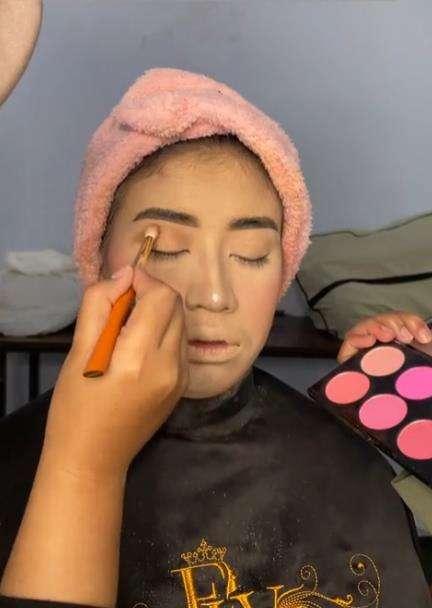 Pengantin tertidur pulas saat dimakeup.