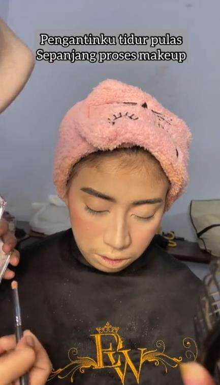 Pengantin tertidur pulas saat dimakeup.