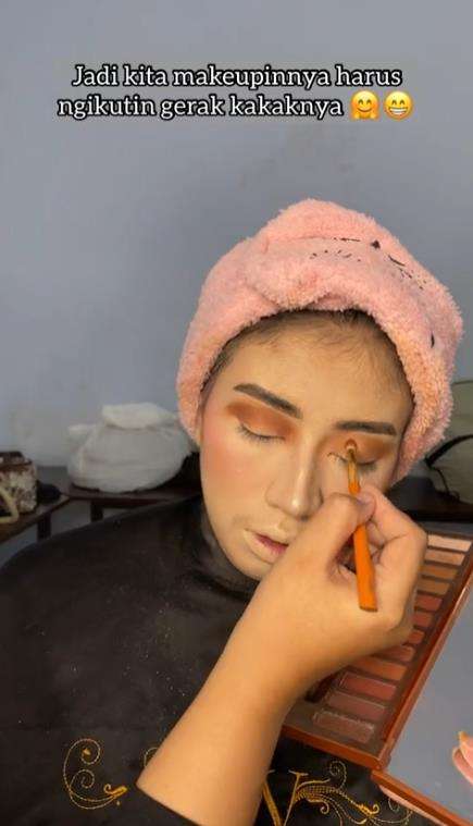 Pengantin tertidur pulas saat dimakeup.
