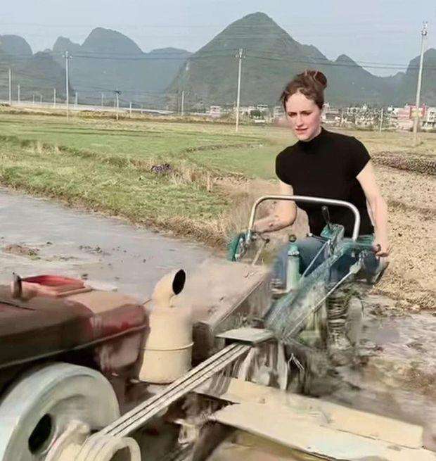 Gadis bule kawin dengan petani dan tinggal di desa.