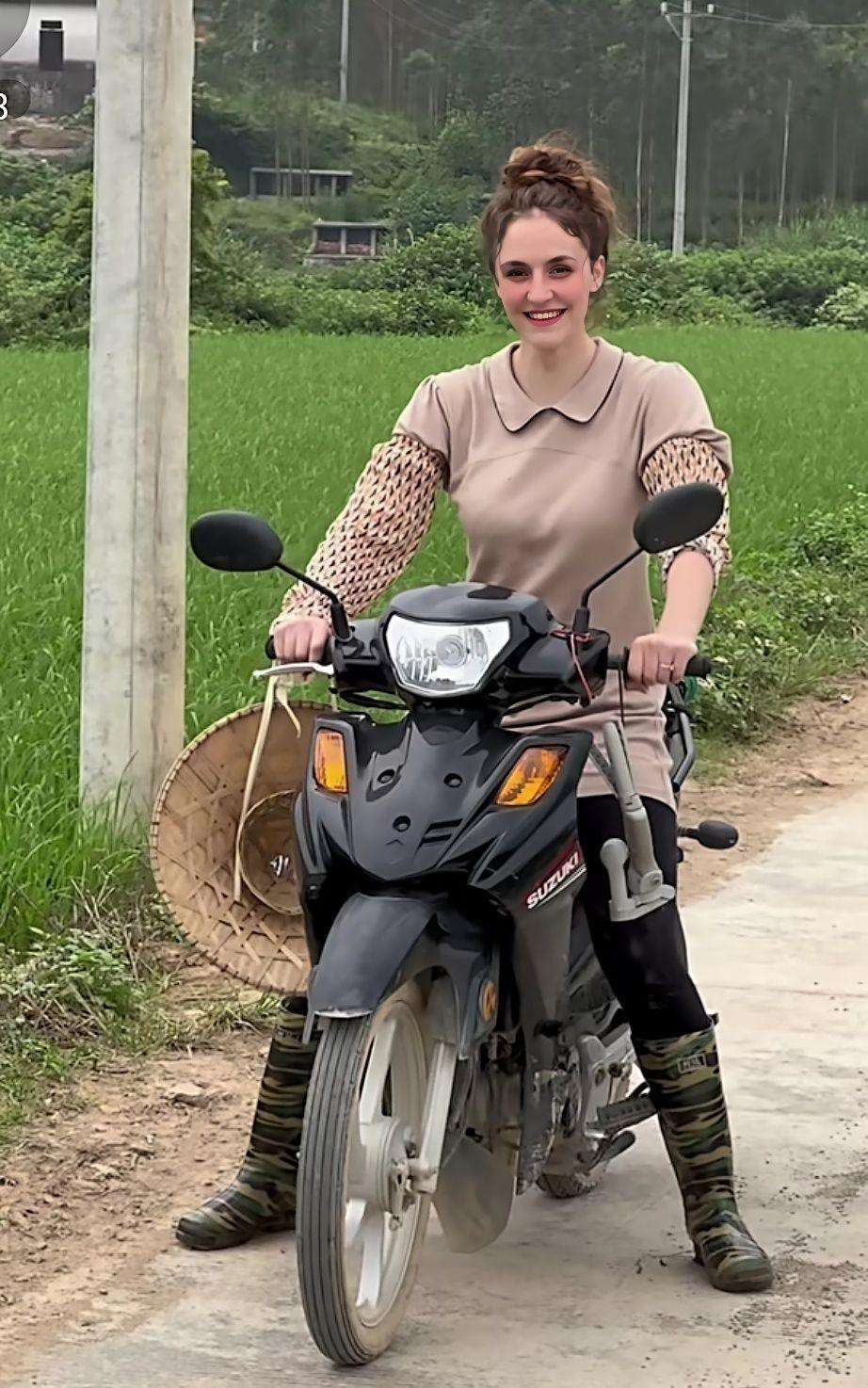 Gadis bule kawin dengan petani dan tinggal di desa.