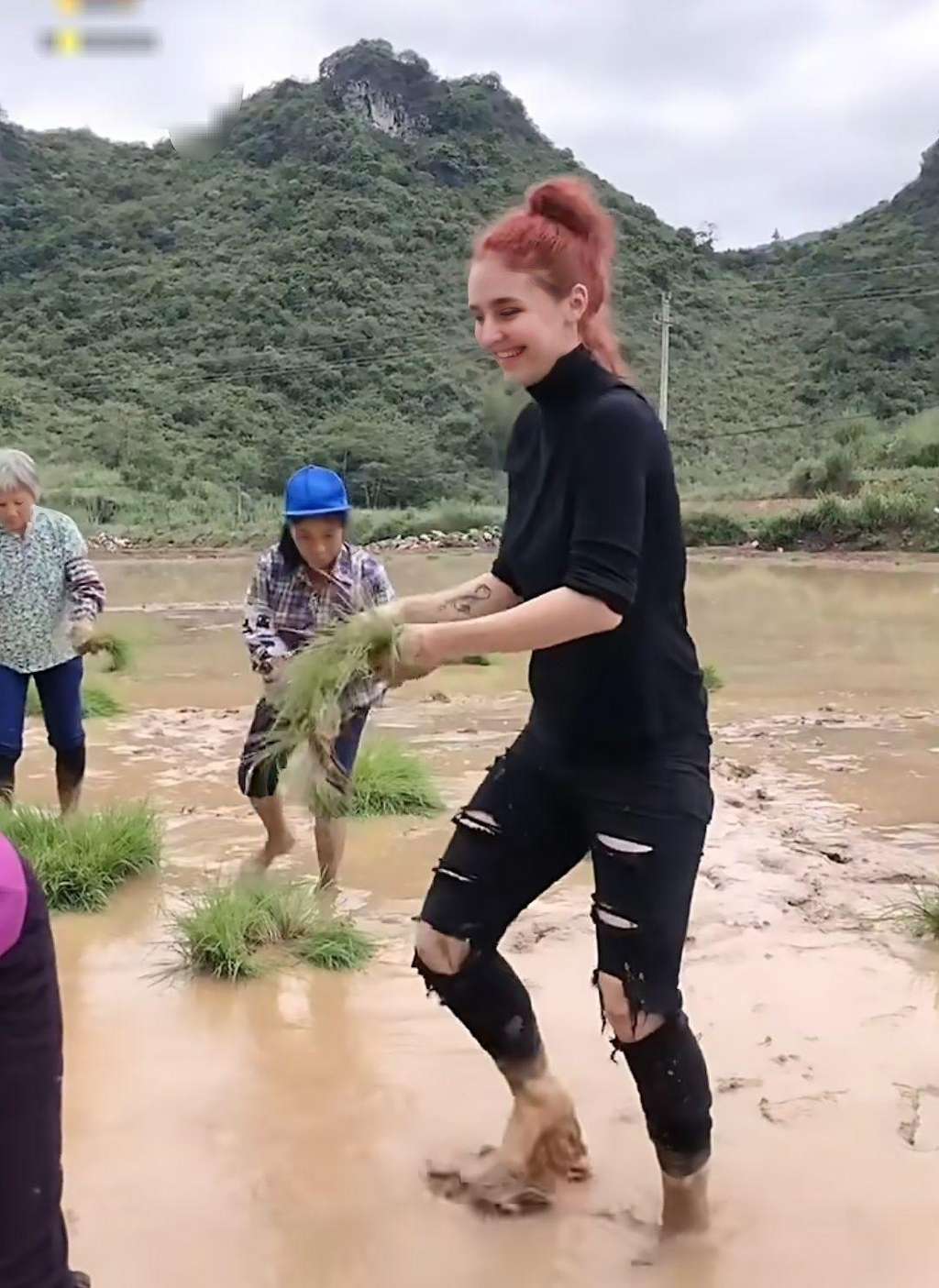 Gadis bule kawin dengan petani dan tinggal di desa.