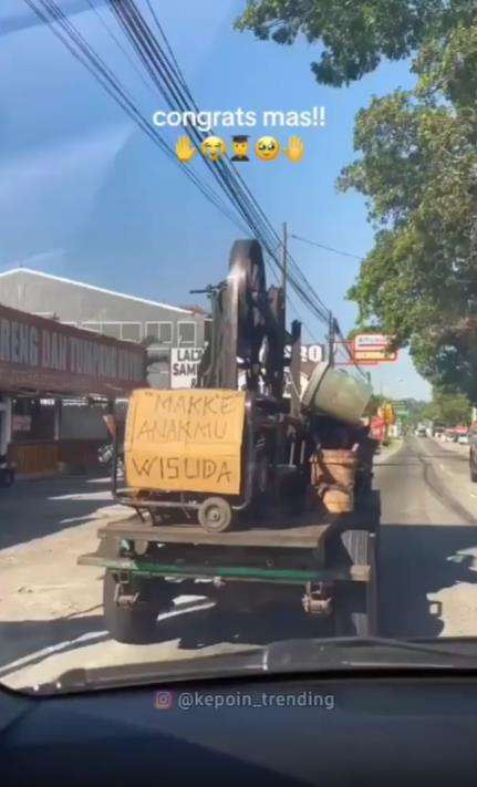 Mahasiswa ke acara wisuda naik mobil diesel modifikasi.