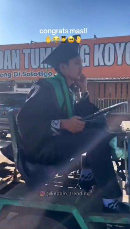 Mahasiswa ke acara wisuda naik mobil diesel modifikasi.