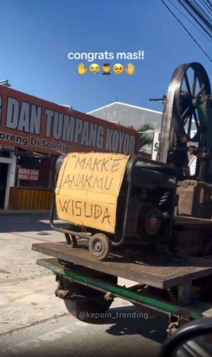 Mahasiswa ke acara wisuda naik mobil diesel modifikasi.