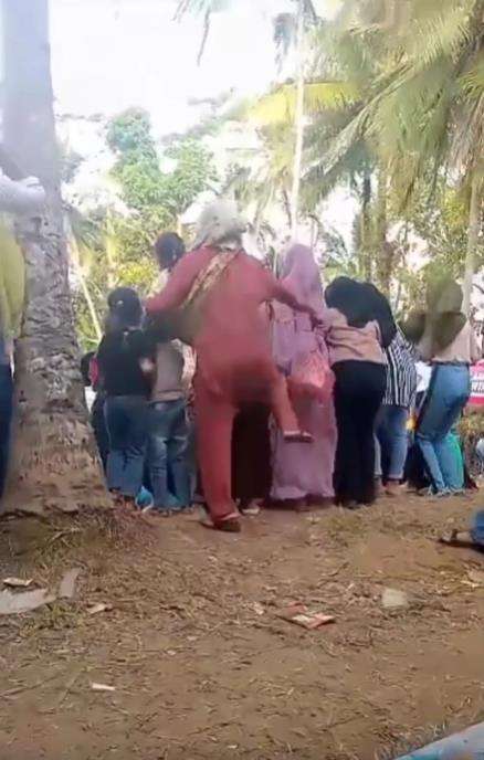 Aksi emak-emak nonton pertandingan sepak bola tarkam bikin ngakak.