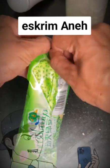Es krim aneh rasa kacang hijau.