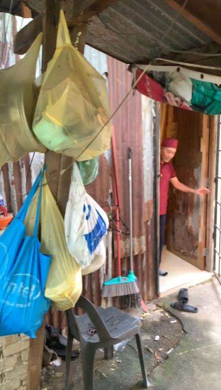 Rumah anti-sombong, dari luar gubuk reyot, dalamnya 'sultan'.