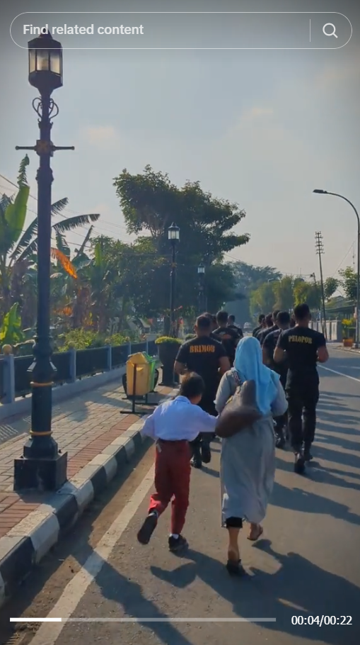 Momen Haru Ibu Gandeng Tangan Putranya Sambil Lari di Belakang Brimob Latihan, Bikin Merinding!