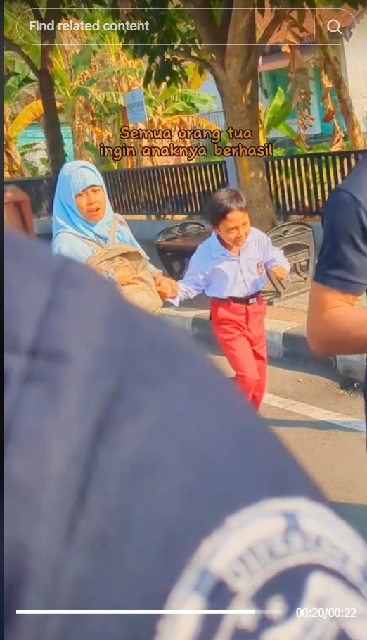 Momen Haru Ibu Gandeng Tangan Putranya Sambil Lari di Belakang Brimob Latihan, Bikin Merinding!