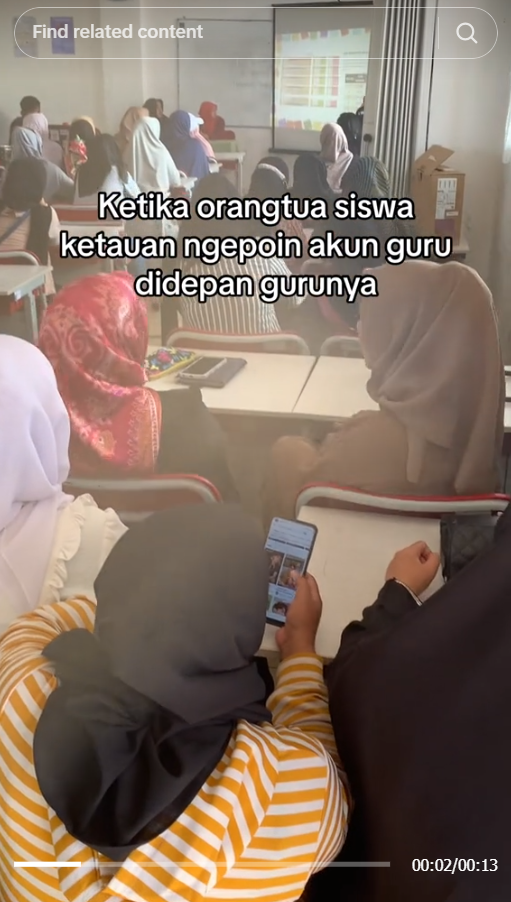 Ngakak! Emak-Emak Asyik Ngepoin Medsos Guru di Sekolah Anaknya, Ternyata Orangnya Tepat di Belakangnya