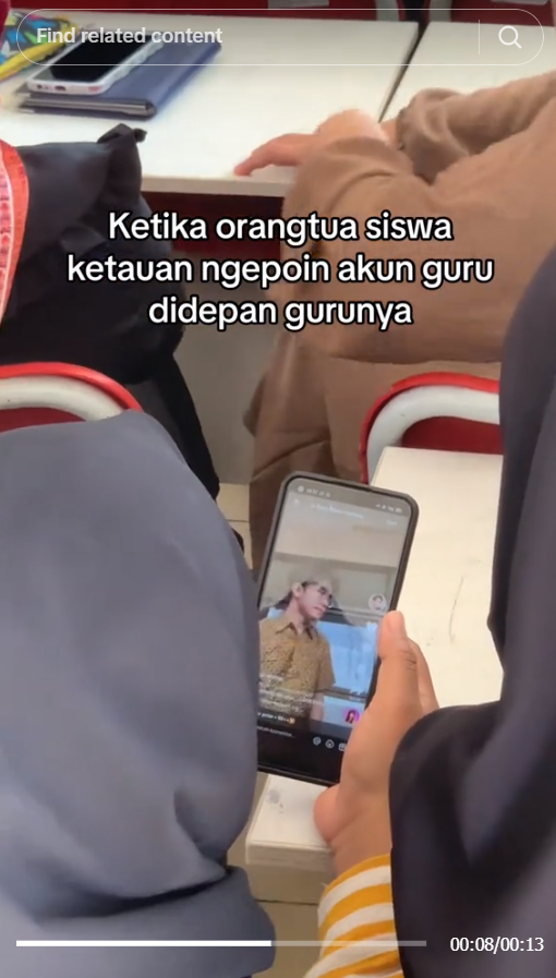 Ngakak! Emak-Emak Asyik Ngepoin Medsos Guru di Sekolah Anaknya, Ternyata Orangnya Tepat di Belakangnya
