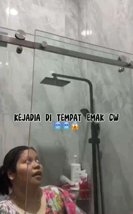 Detik-detik mengerikan pintu kaca kamar mandi pecah sendiri.