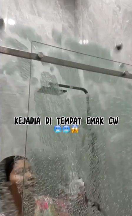 Detik-detik mengerikan pintu kaca kamar mandi pecah sendiri.