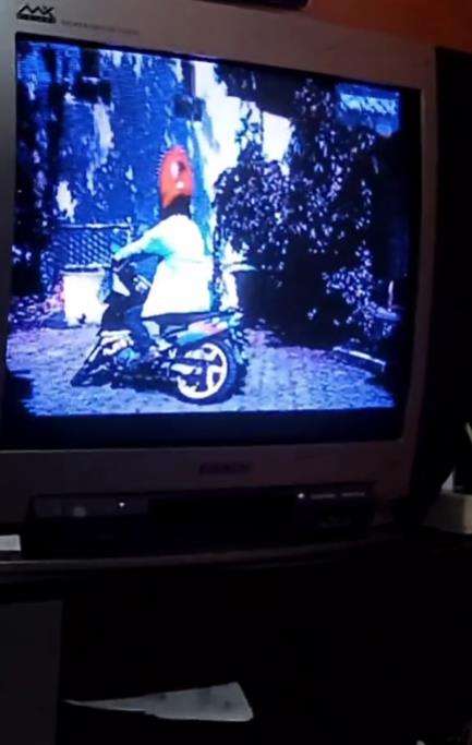 Gangguan televisi bikin gambarnya jadi imut semua.
